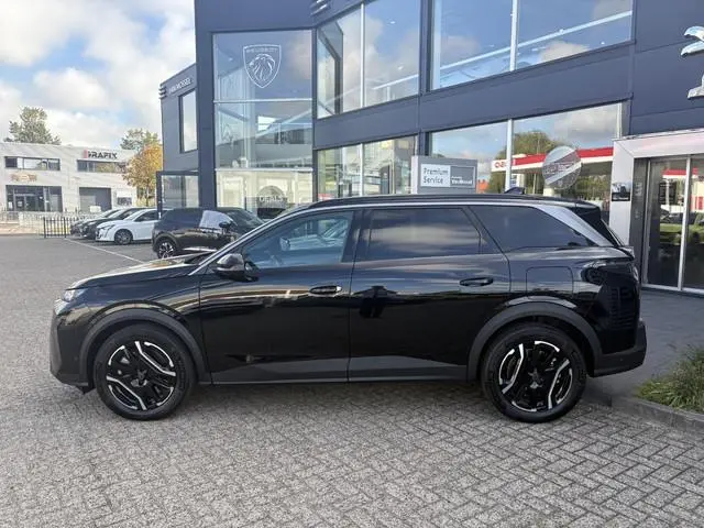 Peugeot e-5008