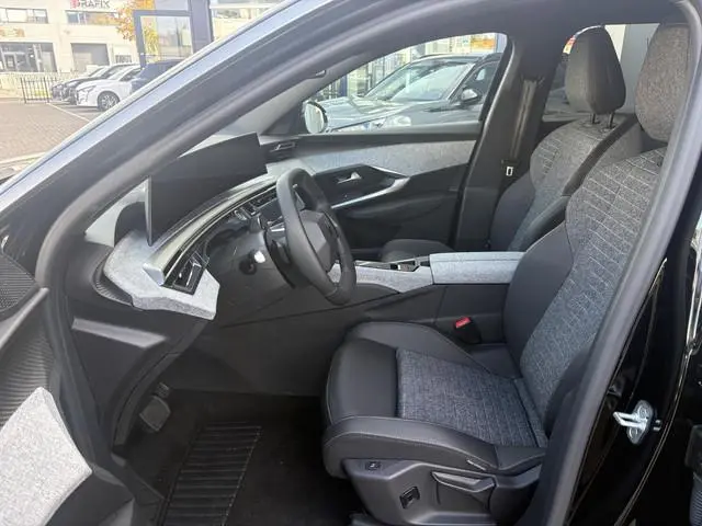 Peugeot e-5008
