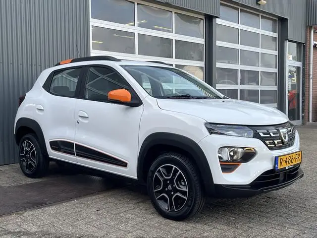 Dacia Spring Comfort Plus 27 kWh Airco Telefoonverbinding Navigatiesysteem Oplaadkabel Stuurwielbedi...