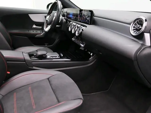 Mercedes-Benz A-klasse 180 Business Solution AMG / Panaroma-dak / Memory-Stoelen / Night-Pakket /