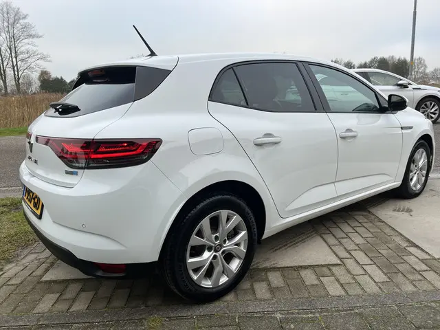 Renault Mégane 1.6 E-Tech Plug-In Hybrid 160 PK / Automaat / Apple Carplay - Android Auto / Camera /...