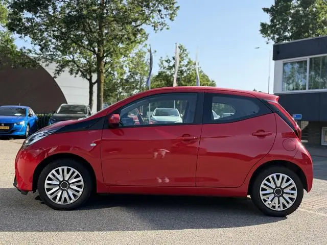 Toyota Aygo 1.0 VVT-i x-play VAN: 15.900,- VOOR: 13.877,- UW WKVOORDEEL: 2.023,- | AUTOMAAT | APPLE...