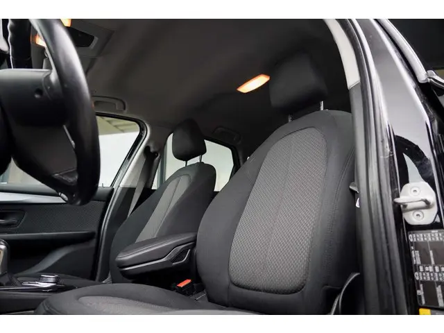 BMW 2-serie Active Tourer 225xe iP Executive / PDC / Stoelverwarming / LED / Elek Klep