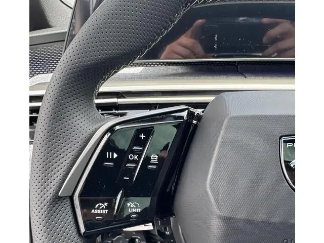 Peugeot e-5008