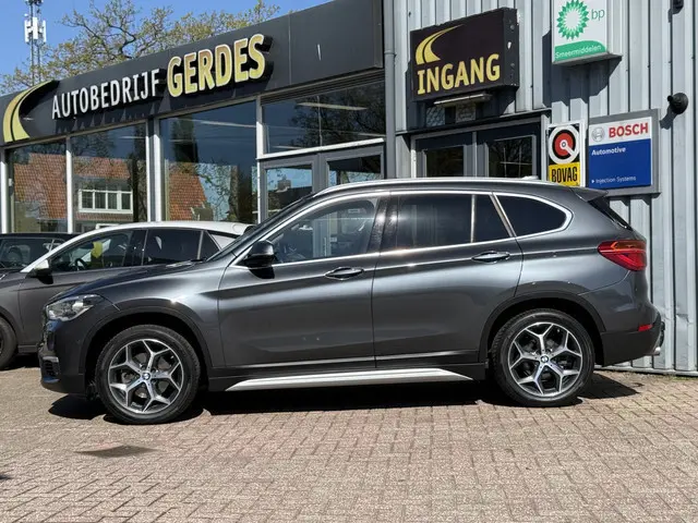 BMW X1 sDrive18i High Executive | AUTOMAAT | TREKHAAK | NAVI | ELEKTR KOFFERKLEP |