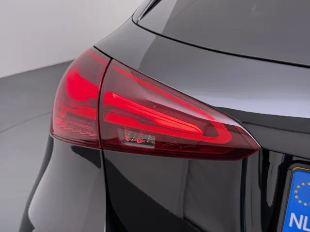 Mercedes-Benz A-klasse 250 e AMG line | Pano HUD Memory Sound 360 Camera