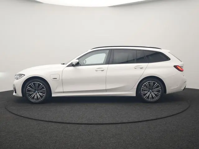 BMW 3-serie Touring 320e xDrive M Sport PHEV Dealer O.H. | Camera | Alcantara Sportstoelen & Stuur V...