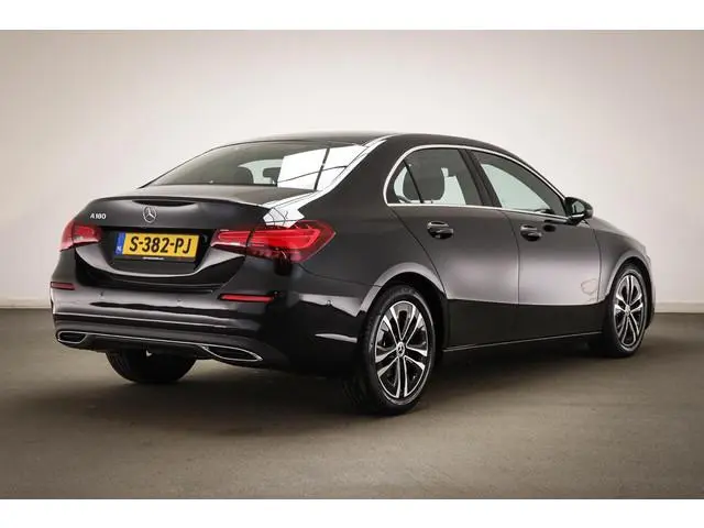 Mercedes-Benz A-klasse 180 Business Line | HALF LEDER | STOELVERWARMING | DAB | CAMERA