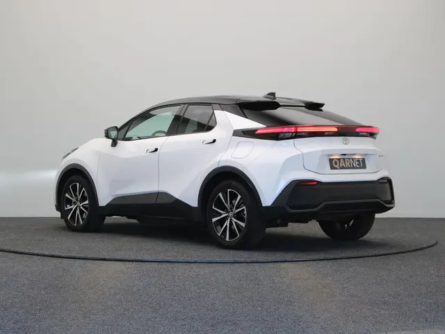 Toyota C-HR 2.0 Plug-in Hybrid 220 First Edition | Stoelverwarming | PHEV | Keyless Entry | All Seas...