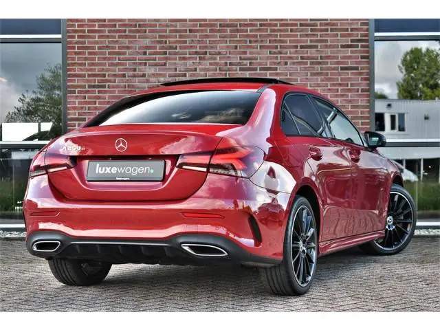 Mercedes-Benz A-klasse 250 e AMG-Line Pano 19inch Night Patagonia-red!