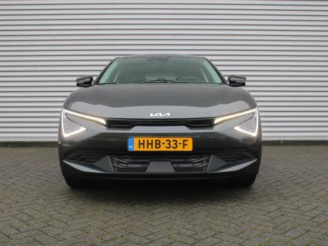 Kia EV6 Light Edition 63 kWh | Stuur-/stoelverwarming | Camera | 19" LM | LED | Adap. Cruise | Clima...