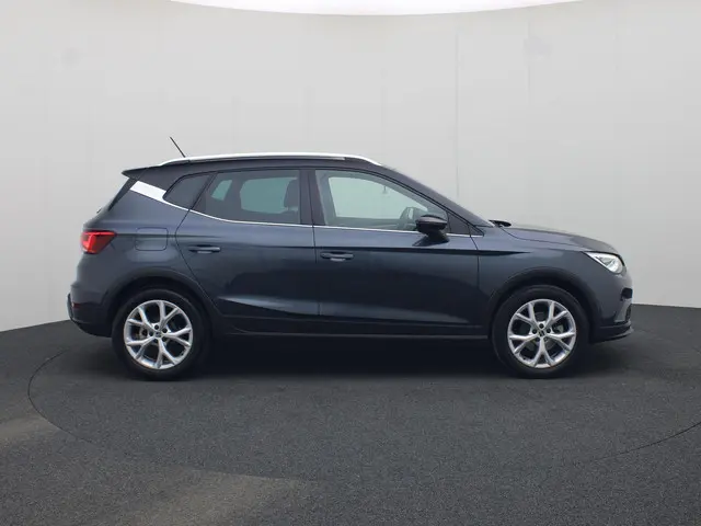SEAT Arona 1.0TSI/110PK FR · Navigatie · Camera + Parkeersensoren · Apple/Android Car Play · Stoelve...