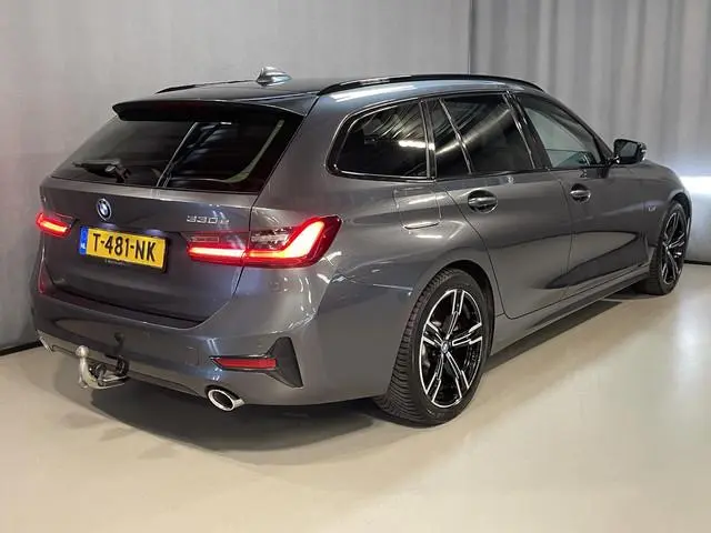 BMW 3-serie Touring 330e xDrive Business Edition Plus 18"/Trekhaak/Laser LED/Head-up/Stoelverwarming...