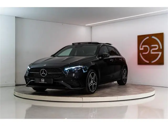 Mercedes-Benz A-klasse 250 e Premium AMG Facelift 218PK | Pano | Sfeer | Keyless | Carplay | 12 MND...