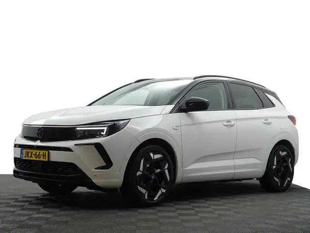 Opel Grandland 1.6 Turbo Plug-In Hybrid 4x4 GSe- Two Tone, Carplay, Android Auto, 360 Camera, Standk...