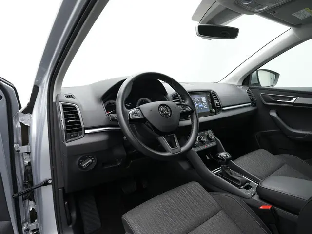 Skoda Karoq 1.5 TSI ACT 150 pk DSG Style | Trekhaak | Adaptive Cruise | Stoelverwarming | Carplay