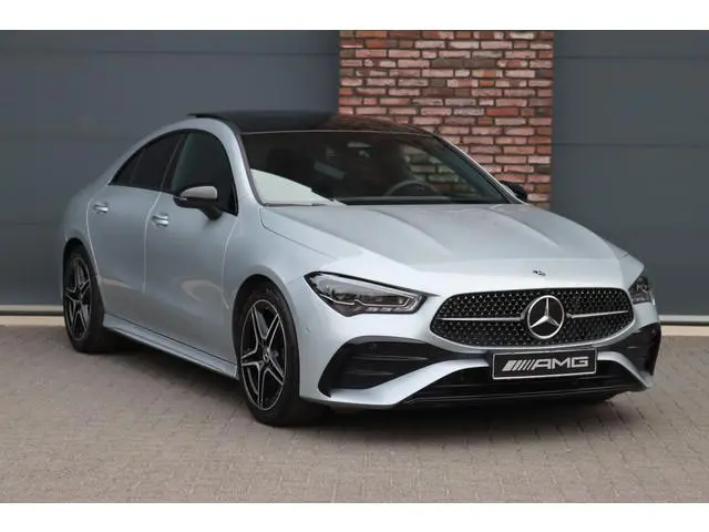 Mercedes-Benz CLA-klasse 180 Star Edition AMG Line | Panoramadak | Distronic | Camera | Sfeerverlich...