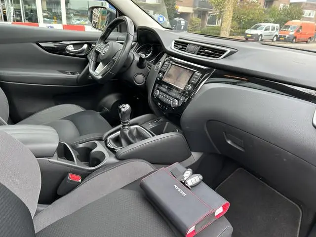 Nissan Qashqai 1.3 DIG-T N-Connecta panorama dak 74.000 km Nieuwstaat