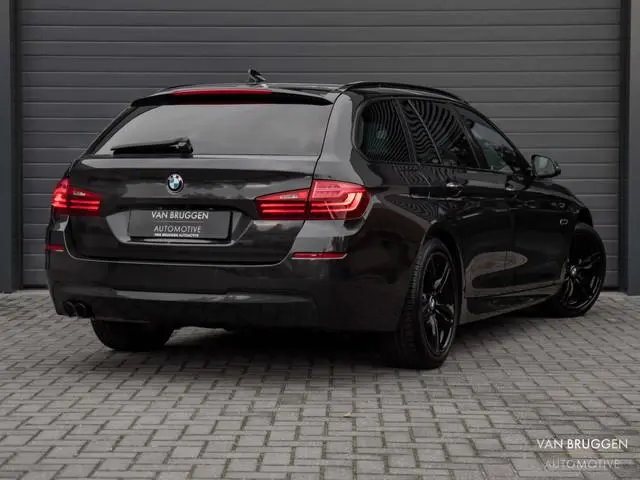 BMW 5-serie Touring 528i M-Sport High Executive Pano HK-Audio Memory