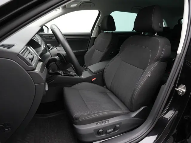 Skoda Superb Combi 1.4 TSI iV 218 pk DSG Business Edition Plus | Trekhaak | Geheugenstoel | Matrix L...
