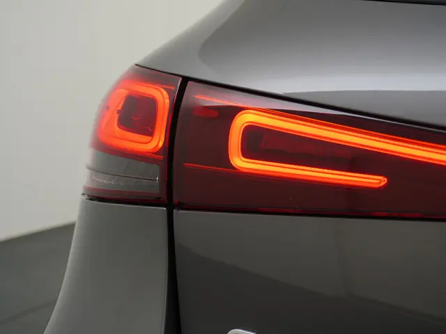 Mercedes-Benz EQA 300 4MATIC AMG Line | Camera Sfeerverlichting