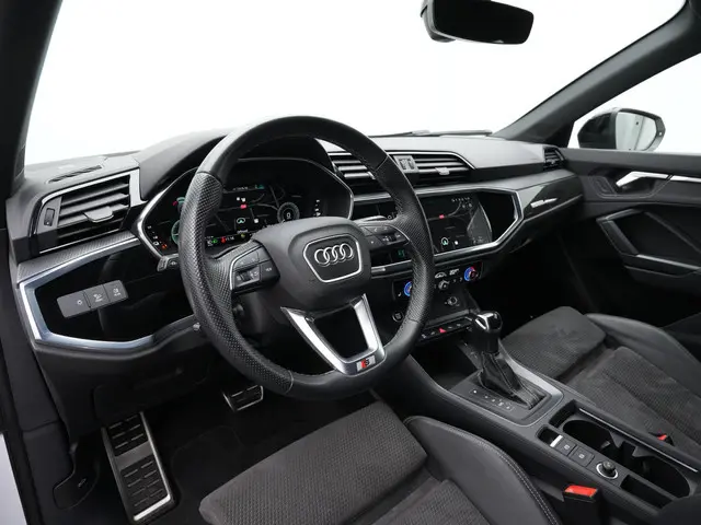 Audi Q3 Sportback 45 TFSI e 245 pk S-Line | Panoramadak | Trekhaak | Geheugenstoel | Leder/alcantara...