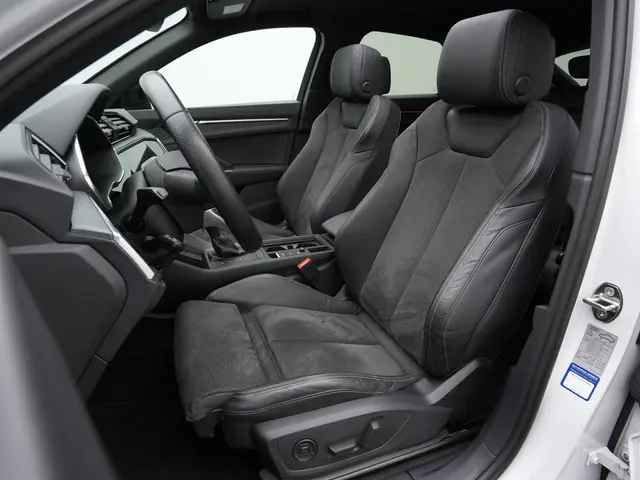 Audi Q3 Sportback 45 TFSI e 245 pk S-Line | Panoramadak | Trekhaak | Geheugenstoel | Leder/alcantara...