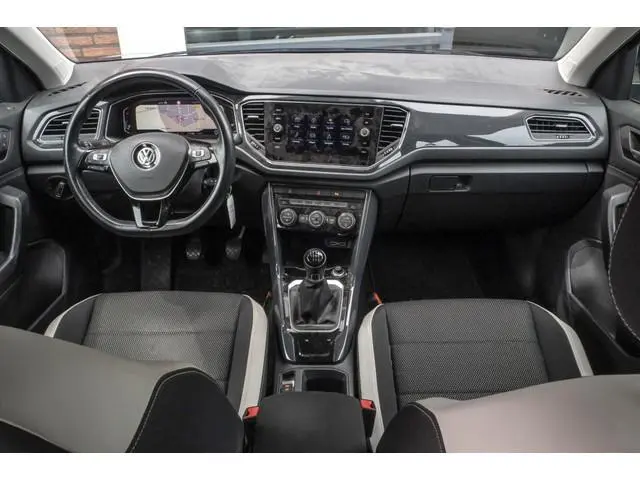 Volkswagen T-Roc 1.5 TSI Sport | Virtual cockpit | Trekhaak | LED koplampen