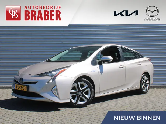 Toyota Prius 1.8 Executive | Trekhaak | Stoelverwarming | Camera | Leer | Dodehoek detectie | JBL au...