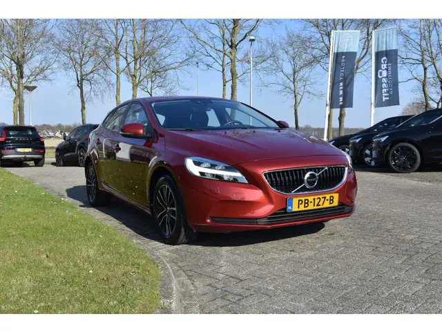 Volvo V40 T3 153PK Nordic+ | Stoelverwarming | Standkachel | Voorruitverwarming | Carkit | LED