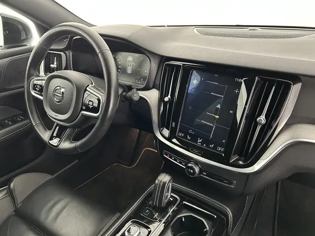 Volvo V60 2.0 T8 390pk Twin Engine AWD R-Design Trekhaak Camera harman/kardon Stoelverwarming Naviga...