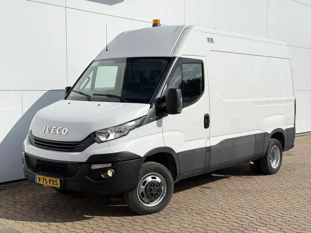 Iveco Daily 35C14 2.3 L2H2 Dubbellucht Airco Cruise control Camera Trekhaak 3,5t Inbouw lucht geveer...