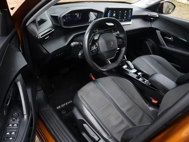 Peugeot e-2008 EV Allure Pack 50 kWh 3-Fase 1e-Eig. & Dealer-Onderh. BOVAG-Garantie. NL-Auto.