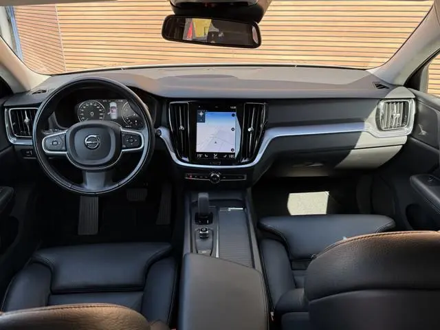 Volvo V60 2.0 B3 Momentum Advantage Sportstoelen / Trekhaak / Camera / Dealer Onderhouden