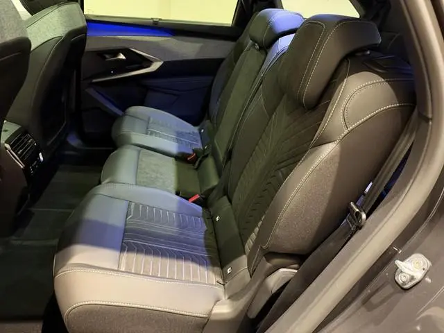 Peugeot e-5008