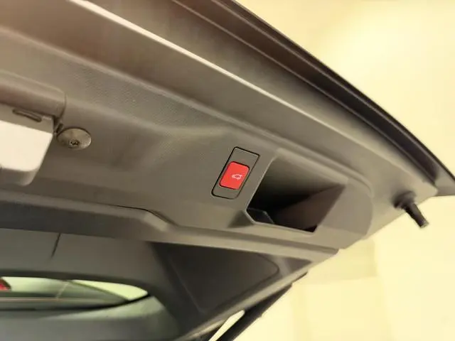 Peugeot e-5008