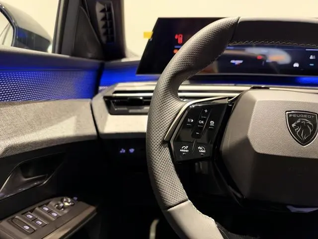 Peugeot e-5008