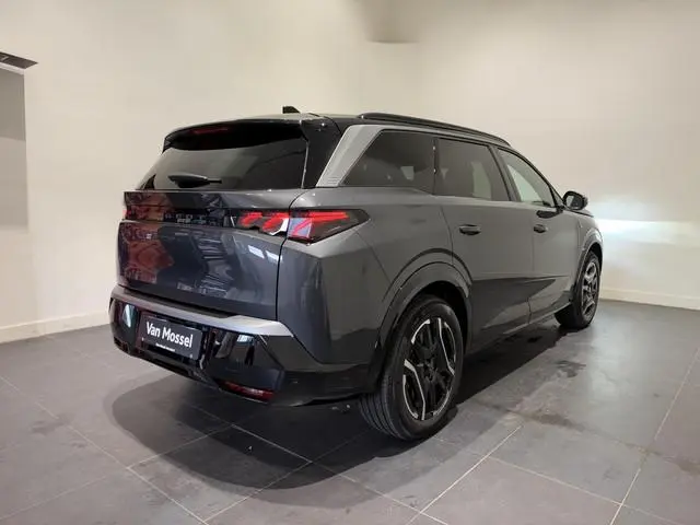 Peugeot e-5008