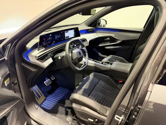 Peugeot e-5008