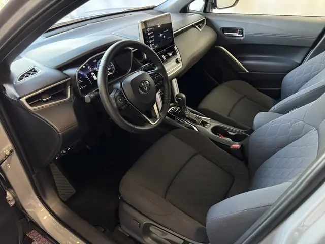 Toyota Corolla Cross HYBRID 140 STYLE  ELEK.KLEP LED KEYLESS CARPLAY NAVI CAMERA  STOEL/STUUR VERW.A...