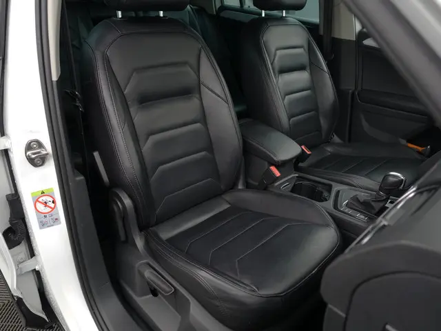 Volkswagen Tiguan 1.4 TSI ACT R Line Aut- Sport Leder Interieur, Front Assist, Clima, Cruise