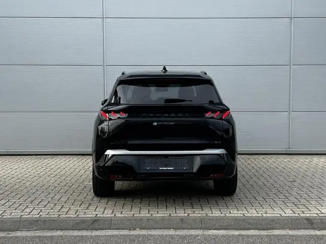 Peugeot e-5008