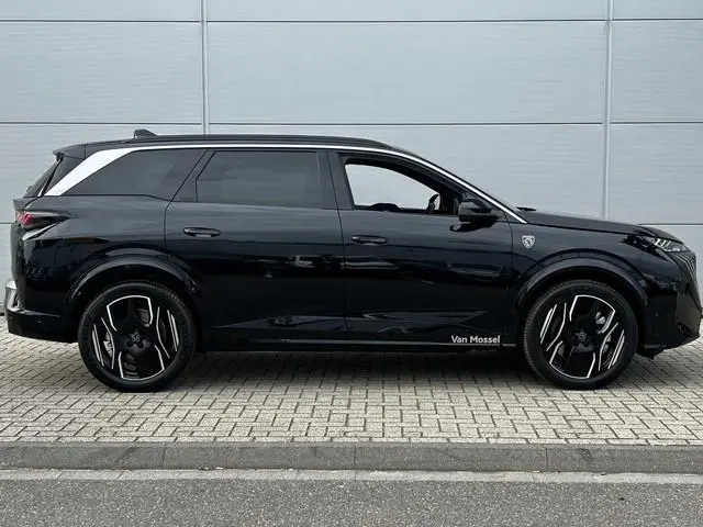 Peugeot e-5008