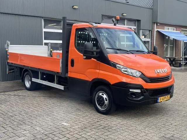 Iveco Daily 35C14 2.3 375 Laadklep 500kg Trekhaak 3500kg trekgewicht Airco 2-Persoons Open laadbak P...