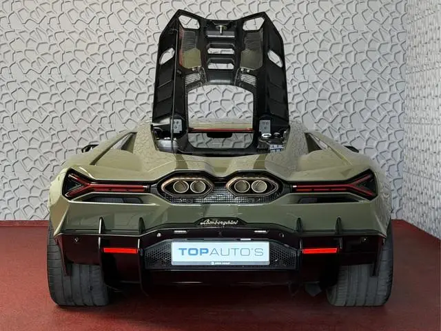 Lamborghini Revuelto