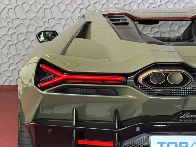Lamborghini Revuelto