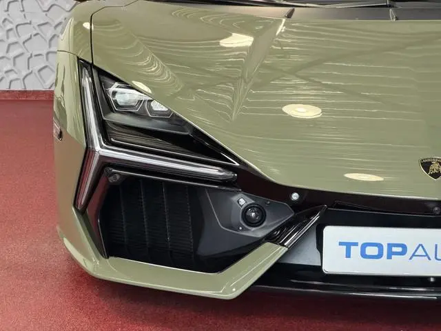 Lamborghini Revuelto