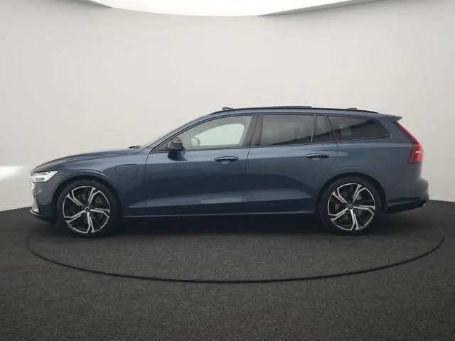 Volvo V60 T6 PHEV AWD Plus Dark Long Range 350pk Dealer O.H | Trekhaak Af Fabriek | Panodak | Adapti...