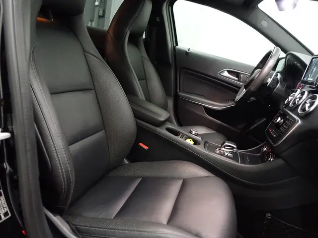 Mercedes-Benz A-klasse 45 AMG 361pk 4MATIC Aut- Memory Seats, Xenon Led, Park Assist, Stoelverwarmin...
