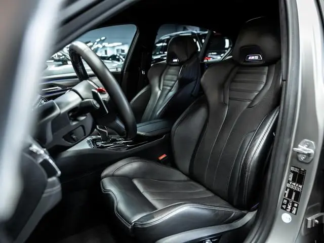BMW M5 M5 Vol uitgevoerde NL geleverde M5 frozen grey